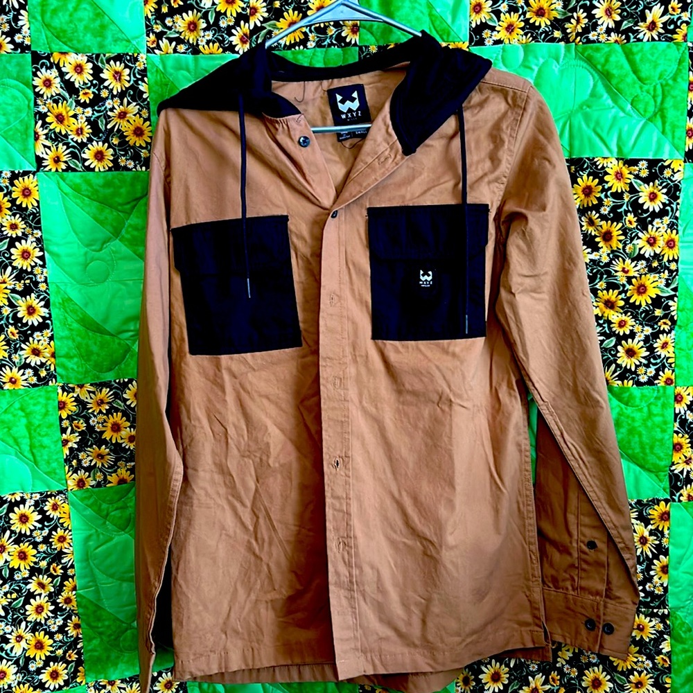 Nice looking button down casual shirt with large pockets!